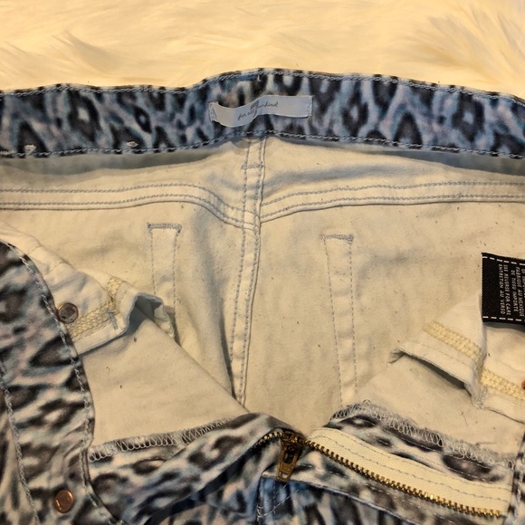 5[7ForAllMankind] White and Blue leopard ankle - Picture 6 of 7